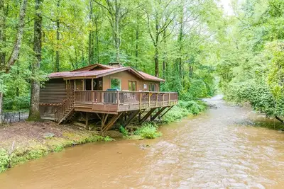 Image de Les clients apprécieront vraiment River's Edge. Cette cabine rustique de 2 chambres, 2 salles de bain est l'endroit