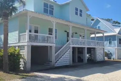 Image de Belle maison rénovée de 3 chambres, 3 1/2 salles de bain à trois pâtés de maisons de la plage.