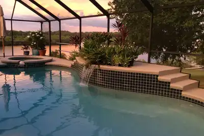 Image de Superbe Waterfront 3500 Sf Pool Home, 2, 5 acres sur la rivière Little Manatee
