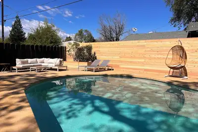 Image de Évadez-vous dans cette maison 3 chambres à Redding avec piscine extérieure et spa