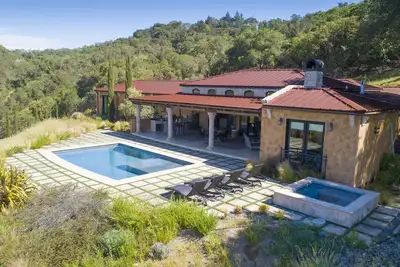 Image de Healdsburg Villa sur un vignoble avec des couchers de soleil incroyables au bord de la piscine