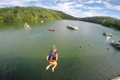 Image de 'Wake Dreams' Lakefront Cabin, quai privé couvert, bain à remous privé, pour 30 personnes