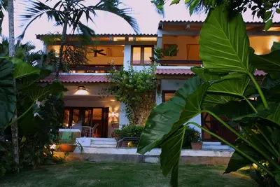 Image de Magnifique villa de golf sur les dents du terrain de golf pour chiens, bassin profond et vues