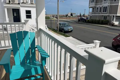 Image de 2 chambres, 1 salle de bain Une maison de la plage!