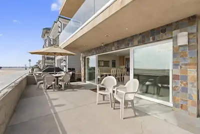 Immaculate Oceanfront Vacation Beach Home (unité inférieure)