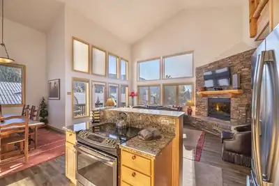 Image de Duplex de 4 chambres dans le domaine skiable de Keystone avec bain à remous privé