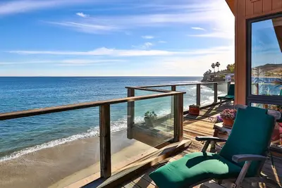 Image de Fabuleux Malibu beach house sur une plage de sable sèche