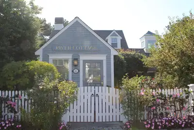 Image de Waterfront Designer Cottage meublé au coeur de Kennebunkport Dock Square!