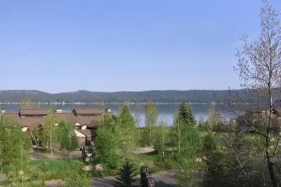 Image de Grande Lakeview et merveilleusement situé près de la ville! ! ! !