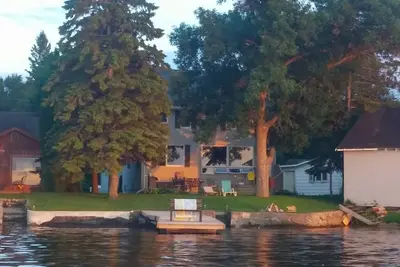 Image de Belle retraite du lac des eaux frontalières, à 50 pieds du bord de l'eau! Quai privé!