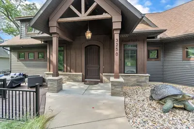 Image de 5 chambres, face au lac, 2 suites Masters, plage privée, lac de baignade peu profond