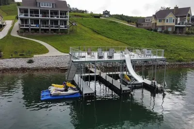 Image de \"J&J s Getaway\" maison neuve, haut de gamme et moderne avec accès super facile au lac