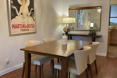 Image de Suite d'invité de luxe de 2 chambres à Chicago. Offre et emplacement incroyables (Roscoe Village)!