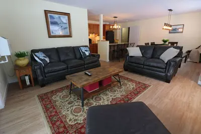 Image de Les montagnes appellent! Rénové 2 Bdrm 3 Bath 4 lits queen près de tous