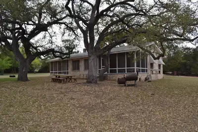 Image de Guadalupe Riverfront boisé Hill Country superficie située à Downtown Hunt, Tx