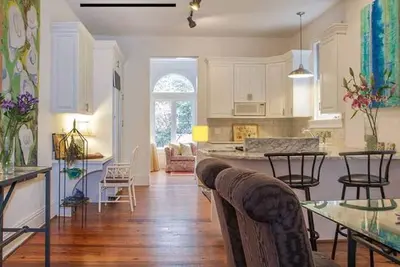 Image de Le Gem historique et central d'une maison est disponible à long terme en juin et juillet