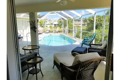 Image de La Dolce Vita vous attend dans cette maison de piscine immaculée sur le canal d'eau douce