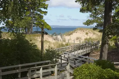 Image de Récemment mis à jour condo avec le granit, le marbre et des appareils en acier inoxydable.