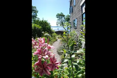 Image de \"The Lookout\" patio avec vue privée, 2 pâtés de maisons de la plage, sans frais de nettoyage, pour 2 personnes