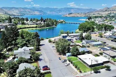 Image de Grande maison familiale, à quelques pas de Chelan, bain à remous, près du parc / lac