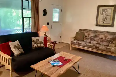 Image de Cottage récemment rénové avec vue imprenable sur la montagne!