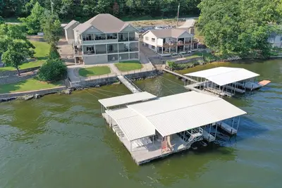 Image de Family Fun Lakefront Vacation Home # 9 sur 12, 7Bd, 27+ couchages, 4900sf, Dock 3000s