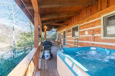 Image de Cozy Bear Cabin: bain à remous, baby-foot, table de billard, barbecue à gaz, Wood Place, 8 personnes, 10% de réduction de dernière minute disponible