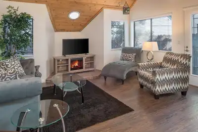 Image de Parfait pour Travel Nurses et Tesla work 2 lits, un garage simple