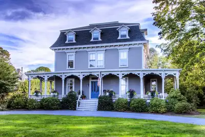 Image de Marchez jusqu'au centre-ville branché, Promenade des falaises, Temple de la renommée du tennis, Avenue Bellevue
