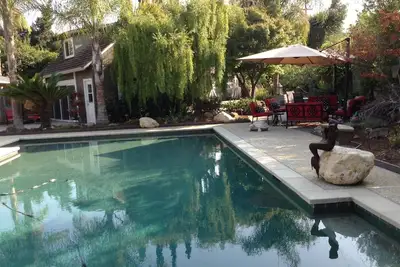 Image de Belle, privée et chalet tranquille dans un jardin