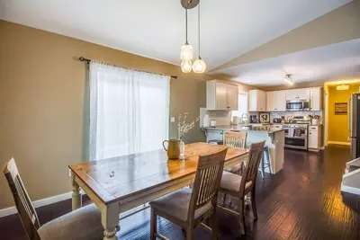 Image de Près de Bachelor et Old Mill avec cuisine du chef et bain à remous