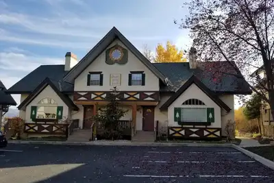 Image de Vraiment un chalet suisse! Ce chalet de 3 chambres est situé dans la vallée de Midway