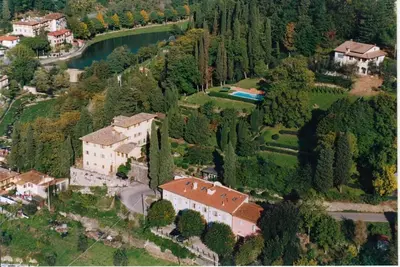Image de Villa de luxe du 18ème siècle à distance de marche d'un joli village
