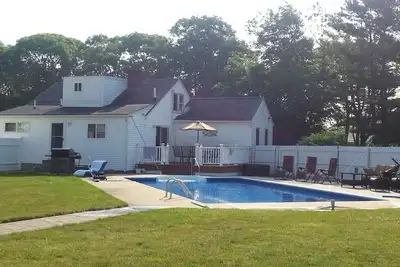 Image de Spectaculaire maison de 4 chambres avec piscine, terrain de jeu, Bskt Ball Crt. Emplacement parfait