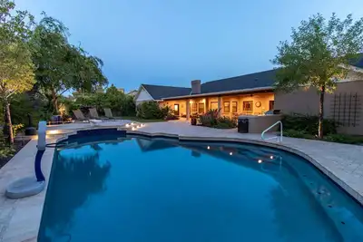 Image de Un trésor caché et luxuriant proche de tout. . . Votre propre complexe privé!