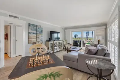 Image de Villa front de mer avec fenêtres supplémentaires et la vie privée