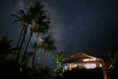 Image de Maison de plantation restaurée sereine avec vue imprenable sur l'océan