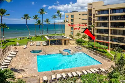 Image de Beachfront Resort - Rez-de-chaussée - Unité de coin - Étapes de la plage et de la piscine!