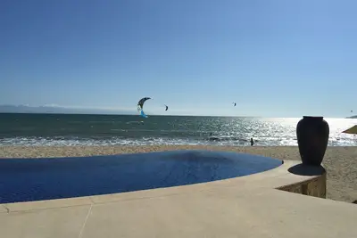 Image de Luxury Condo sur la plage sur la mer 4-6