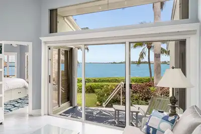 Image de Propriété au bord de l'eau * Piscine d'eau salée * Gated * Dock pour bateaux
