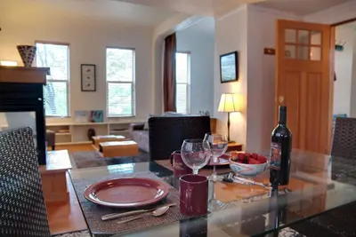 Image de Downtown Beautiful & Stylish Apartment, One block off Main St