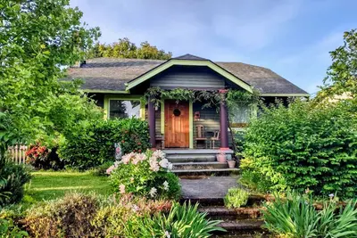 Image de Adorable Alberta Arts Bungalow