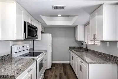 Image de Chandler - Condo rénové, deux balcons, piscine chauffée et spa