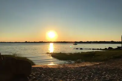 Cottage romantique au bord de la mer, à quelques pas de la plage privée, 2 couchages!