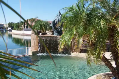 Image de Maison de luxe avec piscine, des couchers de soleil spectaculaires et de nombreux divertissements.