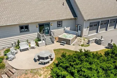 Image de Wolf Ridge Chalet-Chalet incroyable avec Hot Tub, table de billard, baby-foot, coin théâtre, Wi-Fi et animaux de compagnie Ok