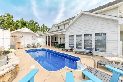 Image de 532 - Location élégante en bord de mer avec piscine privée, bain à remous, billard et bien plus encore!