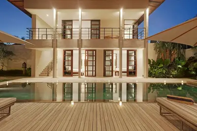 Réservez 2 chambres dans une villa de luxe de 4 chambres, service quotidien du personnel, sans stress!