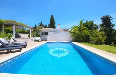 Image de Villa familiale rustique avec grands jardins, Près de la ville d'Estepona dans un endroit calme