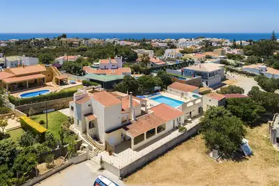 Image de Maison portugaise avec une grande piscine privée et très proche de la plage.